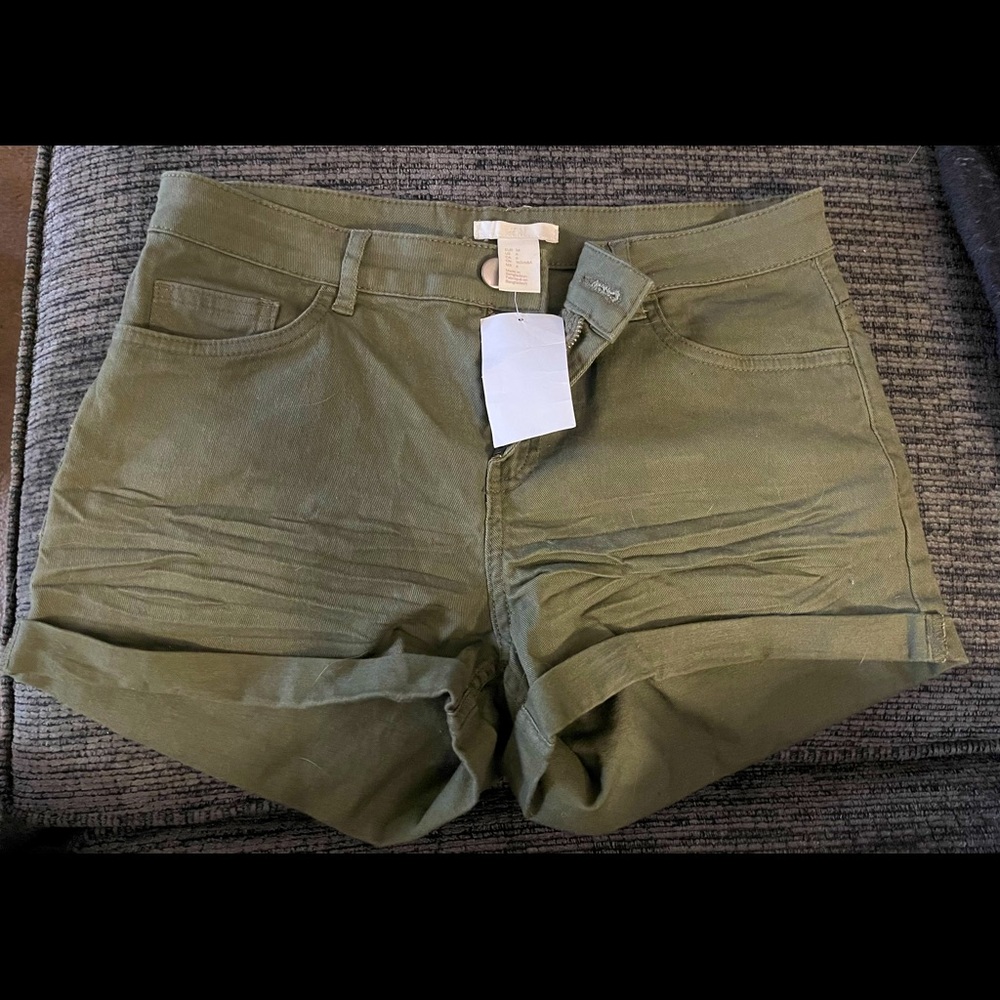 H&M women’s green woven shorts size 6 - NWT!